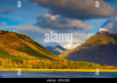 Blick vom südlichen Ende des Glen Etive Blick nach Norden mit dem Berg wie Spitzen bedeckt mit Schnee während Herbst Stockfoto