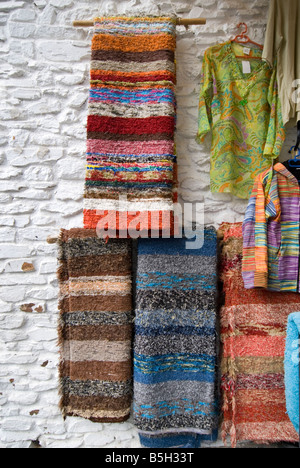 Detail der lokal handgefertigte Teppiche und Wolldecken für Verkauf in Pampaneira Dorf in Sierra Nevada Südspanien Stockfoto