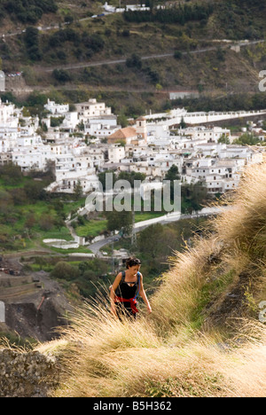 Trekker unterwegs mit Blick auf Dorf von Pampaniera in der Poqueira Tal Sierra Nevada in Südspanien Stockfoto