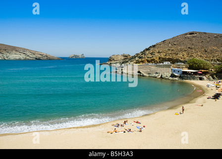 Das Ägäische Meer sanft am Strand von Kolimbithra Tinos Griechenland brechen Stockfoto