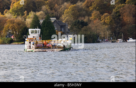 Autofähre geladen mit Fahrzeugen überqueren Windermere Lake in Cumbria, England. Stockfoto