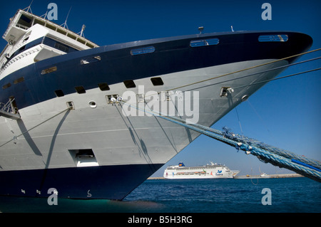 Das Kreuzfahrtschiff Celebrity Galaxy, ursprünglich MV Galaxy docks im Hafen von Rhodos Griechenland. Stockfoto