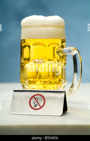 Bierkrug ohne Rauchen Zeichen Stockfoto