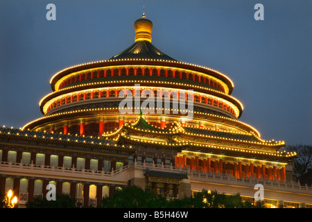 Renmin Menschen s Square Rittersaal des Menschen Chongqing Sichuan China abends mit Beleuchtung Stockfoto