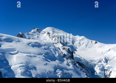 Klarer blauer Himmel über Schnee bedeckt, Gipfel und Gletscher hinunter geflogen Stockfoto