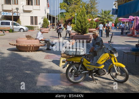 Ein offener Marktplatz in Fethiye, Türkei, Menschen vor Ort mithilfe des öffentlichen Bereichs als Bürgerhaus Stockfoto