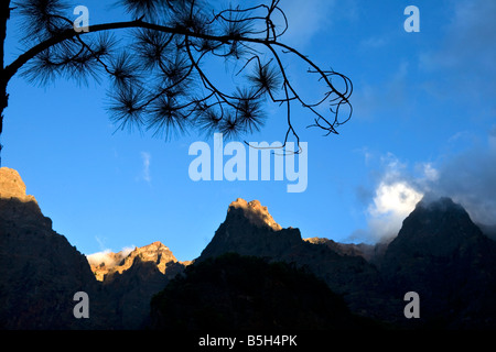 Blick vom Campingplatz in die Caldera de Taburiente auf La Palma, eine der Kanarischen Inseln, Spanien, in den frühen Morgenstunden. Stockfoto