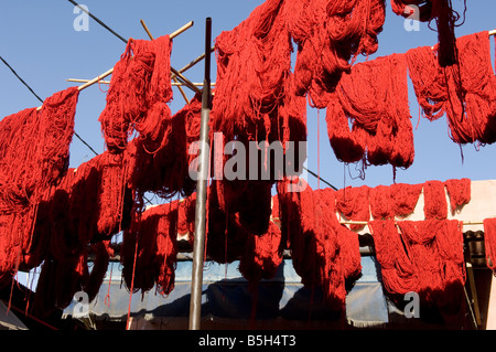 Wolle gefärbt rot hängt zum Trocknen über den Markt in exotischsten, Marokko. Stockfoto