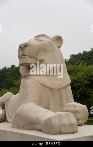 Löwenstatue am Ploegsteert Denkmal auf die fehlende tragen die Namen von 11.447 britischen Soldaten des ersten Weltkriegs, Flandern Stockfoto