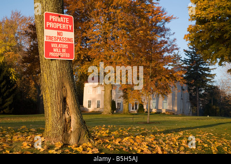 Grosse Pointe Bauernhöfe Michigan A No Trespassing Schild an einem Baum außerhalb ein teures Haus am Lake St Clair Stockfoto