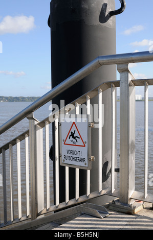 Schild hochgeliebten Rutschgefahr Im Hamburger Hafen Deutschland Zeichen Vorsicht Rutschgefahr in der Hamburger Hafen Deutschland Stockfoto