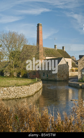 Die alte Mühle in Lower Slaughter, ein hübsches Dorf in den Cotswolds Gloucestershire. Stockfoto