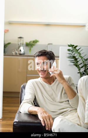 Reifer Mann mit einem Telefon Stockfoto