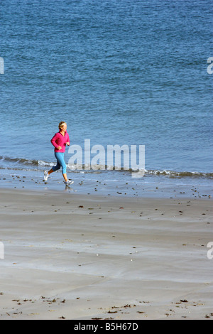 Blonde Frau im Freien. Lauf am Strand. Stockfoto