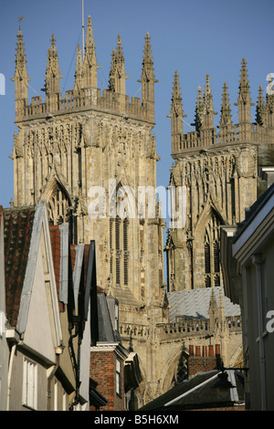 City of York, England. Nahaufnahme des York Minster Türme von Low-Petergate-Straße. Stockfoto