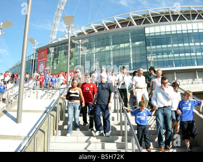 Zuschauer, die das neue Wembley-Stadion nach einem Spiel verlassen Stockfoto