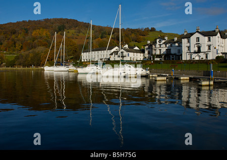 Yachten ankern in Low Wood Marina vor Low Wood Hotel, Lake Windermere, Lake District National Park, Cumbria, England UK Stockfoto