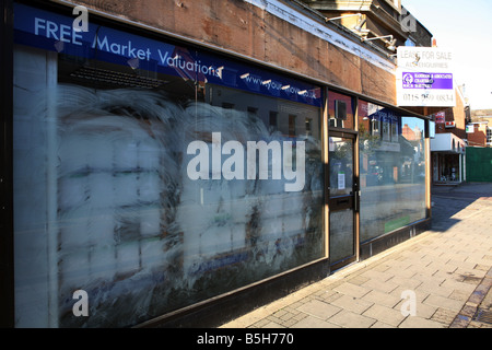 Anzeichen für eine Kreditklemme und globale Rezession in der High Street in Haverhill in Suffolk Immobilienmakler-Shop geschlossen Stockfoto