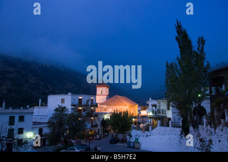 Beleuchtete Kirche im andalusischen Dorf Pampaneira in der Sierra Nevada in Südspanien Stockfoto