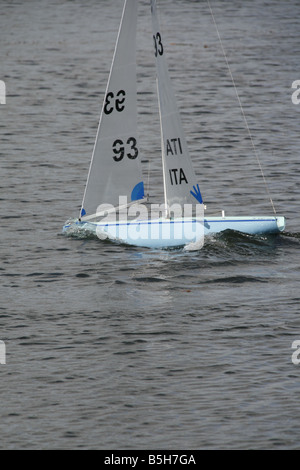 schnelle Fernbedienung Spielzeug Yacht Boot auf See Italien Stockfoto