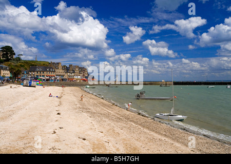 Blick auf den Strand und Stadt in Cancale auf die Smaragd Küste der Nord-Bretagne in Frankreich Stockfoto