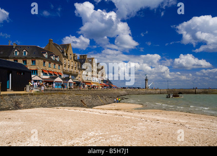 Blick auf den Strand und Stadt in Cancale auf die Smaragd Küste der Nord-Bretagne in Frankreich Stockfoto