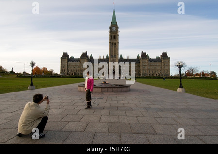 Asiatische Touristen vor Parlamentsgebäude Ottawa Kanada Stockfoto