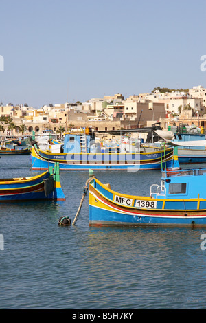 Luzzu "Angelboote/Fischerboote" in Marsaxlokk Hafen Malta. Stockfoto