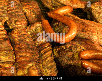 USA, Texas, Houston, Wurst Rippen und Grillen in einem Tagebau-BBQ-Grill Texas BBQ Stil Rinderbrust Stockfoto