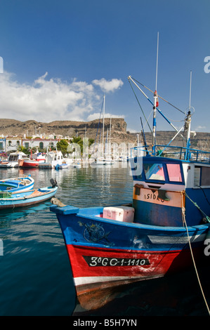 Fischerboote von Gran Canaria liegen im Hafen von Puerto de Mogan Mit Marina und Resort Gran Canaria Kanarische Inseln Spanien Stockfoto