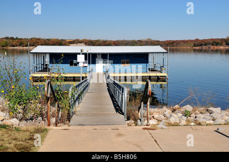 Eine überdachte Angelsteg auf Arcadia See in Oklahoma, USA. Stockfoto