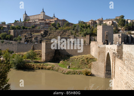 zeigen Sie mit Puente de Alcántara über den Tajo Fluss zur Stadt von Toledo, Castila-La Mancha, Spanien an Stockfoto