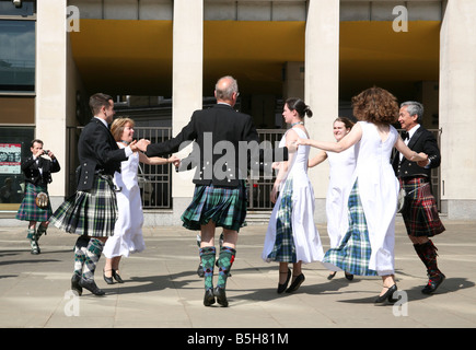 Scottish Highland Tänzerinnen im Freien in London Stockfoto