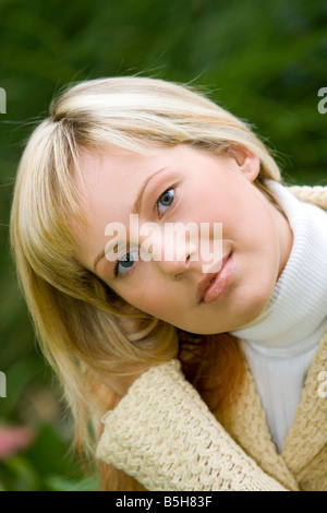 Blonde Frau Im Herbst Portrait, blonde Frau im Herbst Stockfoto