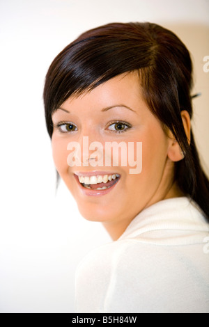 Junge Dunkelhaarige Frau, Portrait Frau mit brünette Haare Stockfoto