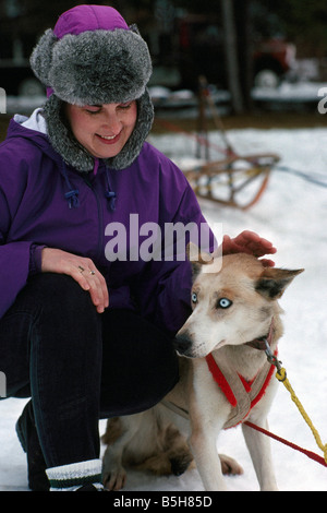 Frau mit Schlittenhunde bei Schlittenhunderennen in der Nähe von 100 Mile House, Cariboo Region, BC, Britisch-Kolumbien, Kanada Stockfoto