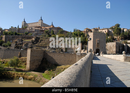 Blick über Puente de Alcantara und Tajo Flusses zur Stadt von Toledo, Kastilien-La Mancha, Spanien Stockfoto
