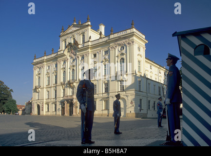 Bewachen Sie, verändert sich in ersten Hof Schloss Hrad mit Erzbischöfe Palace hinter in Prag Tschechische Republik Stockfoto