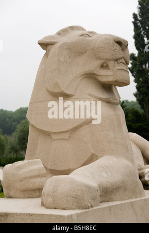 Löwenstatue am Ploegsteert Denkmal auf die fehlende tragen die Namen von 11.447 britischen Soldaten des ersten Weltkriegs, Flandern Stockfoto