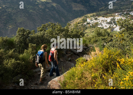 Wanderer zu Fuß entlang der Gran Recorrida GR 7 Dörfer Bubion in Sierra Nevada Alpujarra Spanien Stockfoto