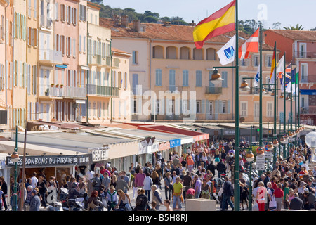 Touristen gehen auf der Straße am Hafen von Saint-Tropez / Côte d ' Azur / Provence / Südfrankreich Stockfoto