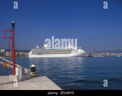 Royal Caribbean International Cruise Ship "Navigator of the Seas" (311 m) im Hafen von Palma De Mallorca. Stockfoto