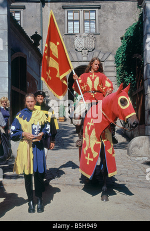 Mittelalterliche Reenactors am Roten Tor des Schlosses in Cesky Krumlov South Bohemia Tschechische Republik Stockfoto