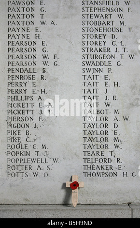 Eine Poppy und Cross Memorial unten einige der Namen der vermissten an den Wänden das Menentor, Ypern. Stockfoto