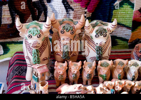 keramische Bull Souvenirs an einem Marktstand in Pisac, Peru Stockfoto