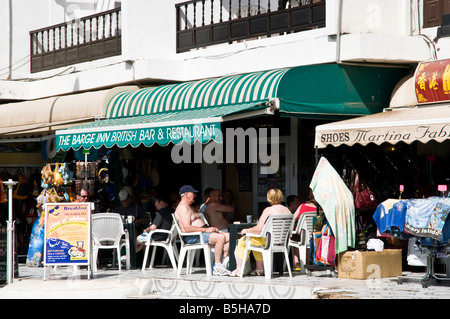 dh PUERTO DEL CARMEN LANZAROTE The Barge Inn britische Bar und Restaurant Brit Pub Kunden sitzen im freien Stockfoto