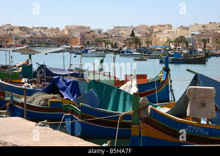 Maltesische Luzzu Boote im Hafen von Marsaxlokk, Malta. Stockfoto