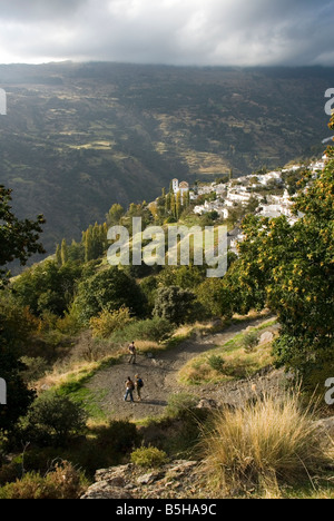 Wanderer zu Fuß entlang der Gran Recorrida GR 7 internationalen Wanderweg in Poqueira Tal Sierra Nevada Bergkette Spanien Stockfoto