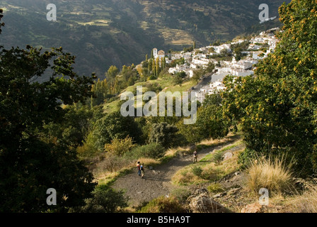 Wanderer zu Fuß entlang der Gran Recorrida GR 7 internationalen Wanderweg Sierra Nevada Bergkette Alpujarra Spanien Stockfoto