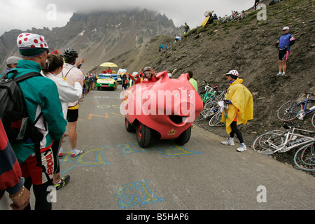 Zuschauer bei der Tour de France über den Col du Galibier warten auf die Fahrer. Stockfoto